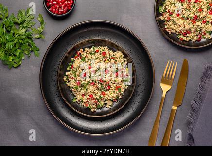 Lebensmittelfotografie von Salattabouleh mit Granatapfel, Bulgur, Petersilie, Minze, Tomate, Frühlingszwiebeln, veganes Gericht, arabisches Essen Stockfoto