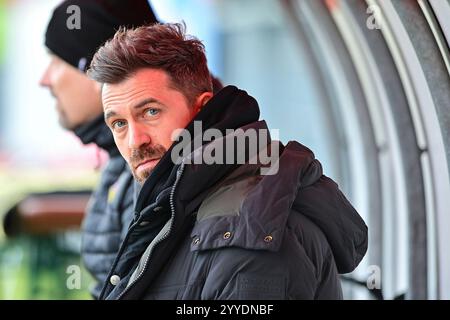 Unterhaching, Deutschland. Dezember 2024. Cheftrainer Thomas Stamm (Dynamo Dresden), 21.12.2024, Unterhaching (Deutschland), Fussball, 3. LIGA, SPVGG UNTERHACHING - SG DYNAMO DRESDEN, DFB/DFL VORSCHRIFTEN VERBIETEN DIE VERWENDUNG VON FOTOGRAFIEN ALS BILDSEQUENZEN UND/ODER QUASI-VIDEO. Quelle: dpa/Alamy Live News Stockfoto