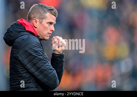 Unterhaching, Deutschland. Dezember 2024. Trainer Sven Bender (Unterhaching) Einzelbild, Aktion, Aktion, 21.12.2024, Unterhaching (Deutschland), Fussball, 3. LIGA, SPVGG UNTERHACHING - SG DYNAMO DRESDEN, DFB/DFL VORSCHRIFTEN VERBIETEN DIE VERWENDUNG VON FOTOGRAFIEN ALS BILDSEQUENZEN UND/ODER QUASI-VIDEO. Quelle: dpa/Alamy Live News Stockfoto