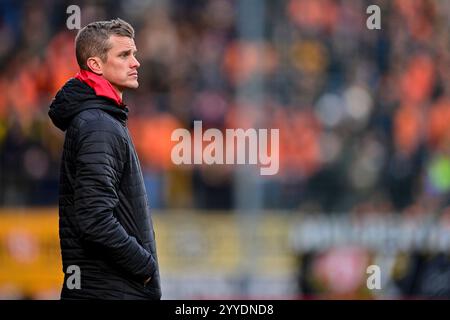 Unterhaching, Deutschland. Dezember 2024. Trainer Sven Bender (Unterhaching) Einzelbild, Aktion, Aktion, 21.12.2024, Unterhaching (Deutschland), Fussball, 3. LIGA, SPVGG UNTERHACHING - SG DYNAMO DRESDEN, DFB/DFL VORSCHRIFTEN VERBIETEN DIE VERWENDUNG VON FOTOGRAFIEN ALS BILDSEQUENZEN UND/ODER QUASI-VIDEO. Quelle: dpa/Alamy Live News Stockfoto