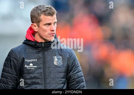 Unterhaching, Deutschland. Dezember 2024. Trainer Sven Bender (Unterhaching) Einzelbild, Aktion, Aktion, 21.12.2024, Unterhaching (Deutschland), Fussball, 3. LIGA, SPVGG UNTERHACHING - SG DYNAMO DRESDEN, DFB/DFL VORSCHRIFTEN VERBIETEN DIE VERWENDUNG VON FOTOGRAFIEN ALS BILDSEQUENZEN UND/ODER QUASI-VIDEO. Quelle: dpa/Alamy Live News Stockfoto