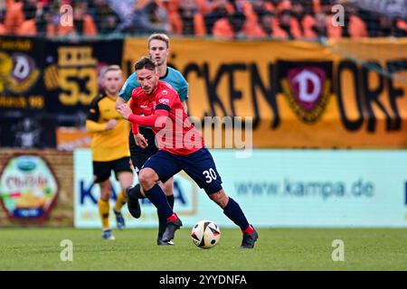 Unterhaching, Deutschland. Dezember 2024. Simon Skarlatidis (Unterhaching, 30) am Ball, 21.12.2024, Unterhaching (Deutschland), Fussball, 3. LIGA, SPVGG UNTERHACHING - SG DYNAMO DRESDEN, DFB/DFL-VORSCHRIFTEN VERBIETEN JEDE VERWENDUNG VON FOTOGRAFIEN ALS BILDSEQUENZEN UND/ODER QUASI-VIDEO. Quelle: dpa/Alamy Live News Stockfoto