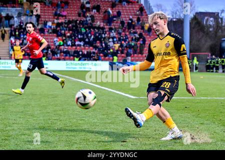 Unterhaching, Deutschland. Dezember 2024. Sascha Risch (Dresden, 28) am Ball, 21.12.2024, Unterhaching (Deutschland), Fussball, 3. LIGA, SPVGG UNTERHACHING - SG DYNAMO DRESDEN, DFB/DFL-VORSCHRIFTEN VERBIETEN JEDE VERWENDUNG VON FOTOGRAFIEN ALS BILDSEQUENZEN UND/ODER QUASI-VIDEO. Quelle: dpa/Alamy Live News Stockfoto