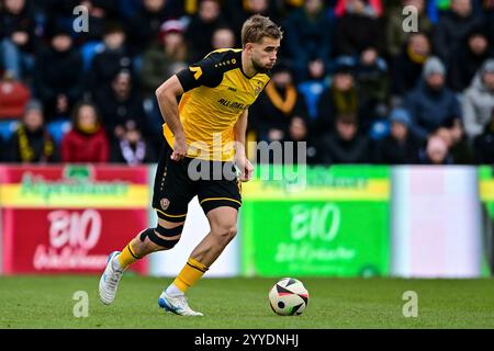 Unterhaching, Deutschland. Dezember 2024. David Kubatta (Dresden, 39) am Ball, 21.12.2024, Unterhaching (Deutschland), Fussball, 3. LIGA, SPVGG UNTERHACHING - SG DYNAMO DRESDEN, DFB/DFL-VORSCHRIFTEN VERBIETEN JEDE VERWENDUNG VON FOTOGRAFIEN ALS BILDSEQUENZEN UND/ODER QUASI-VIDEO. Quelle: dpa/Alamy Live News Stockfoto