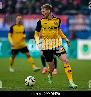 Unterhaching, Deutschland. Dezember 2024. Jonas Sterner (Dresden, 32) am Ball, 21.12.2024, Unterhaching (Deutschland), Fussball, 3. LIGA, SPVGG UNTERHACHING - SG DYNAMO DRESDEN, DFB/DFL-VORSCHRIFTEN VERBIETEN JEDE VERWENDUNG VON FOTOGRAFIEN ALS BILDSEQUENZEN UND/ODER QUASI-VIDEO. Quelle: dpa/Alamy Live News Stockfoto