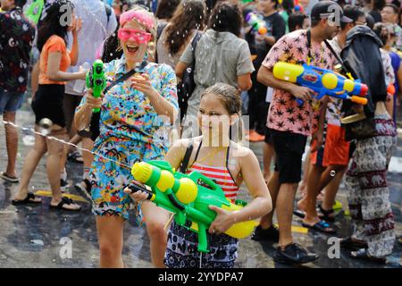 Bangkok, Thailand - 13. April 2023: Ausländer spritzen Wasser mit Wasserpistolen während des Songkran Festivals, Thai New Year, in der Khaosan Road. Stockfoto