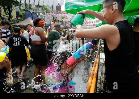 Bangkok, Thailand - 13. April 2023: Während des Songkran-Festivals, dem thailändischen Neujahr, in der Khaosan Road spritzen sich die Reveler mit Wasserpistolen gegenseitig Wasser. Stockfoto