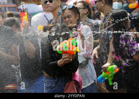 Bangkok, Thailand - 13. April 2023: Menschen spritzen sich Wasser mit Wasserpistolen während des Songkran Festivals, Thai New Year, in der Khaosan Road. Stockfoto