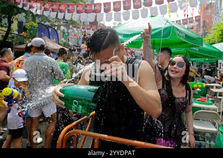 Bangkok, Thailand - 13. April 2023: Während des Songkran Festivals, dem thailändischen Neujahrsfest, in der Khaosan Road spritzen sich die Menschen Wasser in einander. Stockfoto