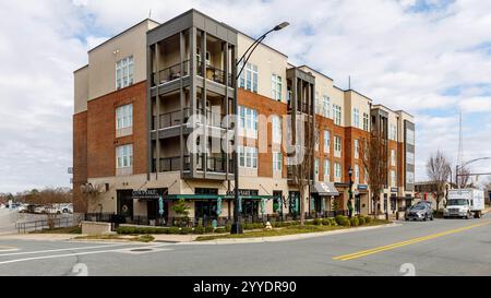 Hickory, North Carolina, USA-19. Dezember 2024: Ein Gebäude mit gemischter Nutzung in North Center umfasst Apartments und Gewerbeflächen im Erdgeschoss. Stockfoto