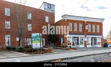 Hickory, North Carolina, USA-19. Dezember 2024: Hickory Crossings, eine kommerzielle Entwicklung eines ehemaligen Industriegebäudes in der Innenstadt. Stockfoto
