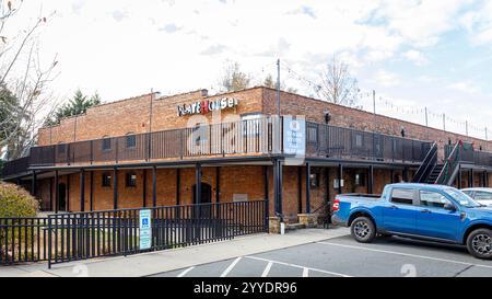 Hickory, North Carolina, USA-19. Dezember 2024: Warehouse 18, ein Veranstaltungsort für Hochzeiten und Veranstaltungen in einem 160 Jahre alten, belebten Lagerhaus in der Innenstadt. Stockfoto