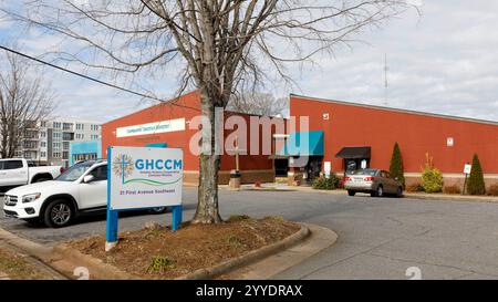 Hickory, North Carolina, USA-19. Dezember 2024: Greater Hickory Cooperative Christian Ministry, Building and Signs. Stockfoto