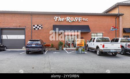 Hickory, North Carolina, USA-19. Dezember 2024: The Rose TLC, ein Second-the-Second-Shop in der South Center Street in der Innenstadt. Gebäude und Schilder. Stockfoto