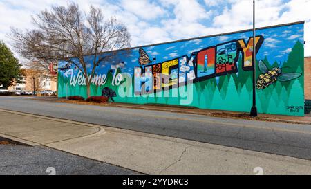 Hickory, North Carolina, USA-19. Dez. 2024: Großes „Welcome to Hickory“-Wandgemälde auf dem Dive Bar-Gebäude, erstellt von James Smith@1,4.4,0. Stockfoto