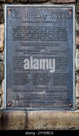 Hickory, North Carolina, USA-19. Dezember 2024: Plaque in Felsen, die den Standort und die Gründung der Stadt Hickory beschreibt. Stockfoto