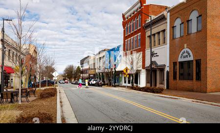 Hickory, North Carolina, USA-19. Dezember 2024: Blick auf die Innenstadt nördlich der 2nd St. S.W. an einem hellen Wintertag. Eine Frau überquert die Straße. Stockfoto