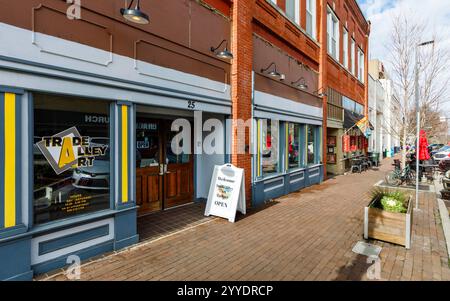 Hickory, North Carolina, USA-19. Dezember 2024: Blick auf die Geschäfte auf der 2nd Street S.W., im Stadtzentrum, einschließlich Trade Alley Art und geschmackvollen Beans Coffee Stockfoto
