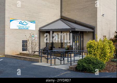 Hickory, North Carolina, USA-19. Dezember 2024: Catawba Valley Healthcare, Eingang und Beschilderung, Stadtzentrum. Stockfoto