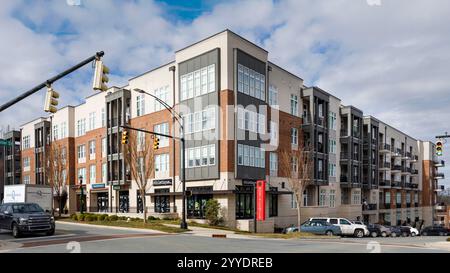 Hickory, North Carolina, USA-19. Dezember 2024: Ein Gebäude mit gemischter Nutzung in North Center umfasst Apartments und Gewerbeflächen im Erdgeschoss. Sichtbar sind ap Stockfoto