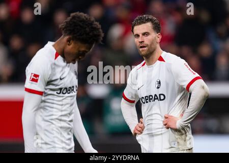 Leverkusen, Deutschland. Dezember 2024. Fußball: Bundesliga, Bayer Leverkusen - SC Freiburg, Spieltag 15, BayArena. Freiburger Lucas Höler (r) reagiert während des Spiels. Hinweis: Marius Becker/dpa - WICHTIGER HINWEIS: Gemäß den Vorschriften der DFL Deutschen Fußball-Liga und des DFB Deutschen Fußball-Bundes ist es verboten, im Stadion und/oder des Spiels aufgenommene Fotografien in Form von sequenziellen Bildern und/oder videoähnlichen Fotoserien zu verwenden oder zu verwenden./dpa/Alamy Live News Stockfoto