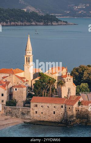 Der historische Charme Budvas erstrahlt an der Adriaküste, wo in Mo mit roten Dachsteinen, Kirchtürmen und mittelalterlichen Mauern auf das türkisfarbene Meer treffen Stockfoto