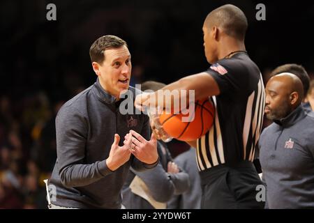 Minneapolis, Minnesota, USA. Dezember 2024. Jack Castleberry, Cheftrainer der Fairleigh Dickinson Knights, reagiert auf den Schiedsrichter während eines NCAA-Basketballspiels zwischen Fairleigh Dickinson und Minnesota in der Williams Arena in Minneapolis, Minnesota. Steven Garcia-CSM/Alamy Live News Stockfoto