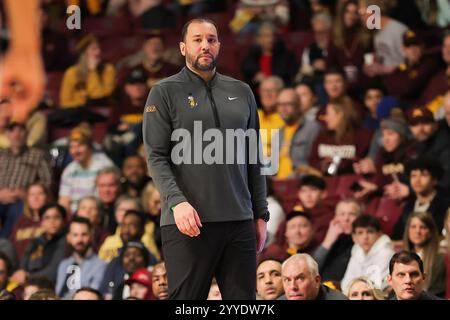 Minneapolis, Minnesota, USA. Dezember 2024. Ben Johnson, Cheftrainer der Minnesota Golden Gophers, sieht sich während eines NCAA-Basketballspiels zwischen Fairleigh Dickinson und Minnesota in der Williams Arena in Minneapolis, Minnesota, an. Steven Garcia-CSM/Alamy Live News Stockfoto