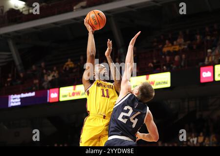 Minneapolis, Minnesota, USA. Dezember 2024. Minnesota Golden Gophers Guard Femi Odukale (11) schießt für 2 während eines NCAA Männer Basketballspiels zwischen Fairleigh Dickinson und Minnesota in der Williams Arena in Minneapolis, Minnesota. Steven Garcia-CSM/Alamy Live News Stockfoto