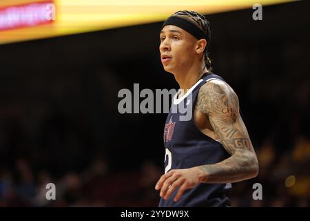 Minneapolis, Minnesota, USA. Dezember 2024. Der Fairleigh Dickinson Knights Guard Terrence Brown (2) blickt während eines NCAA-Basketballspiels zwischen Fairleigh Dickinson und Minnesota in der Williams Arena in Minneapolis, Minnesota, zu. Steven Garcia-CSM/Alamy Live News Stockfoto