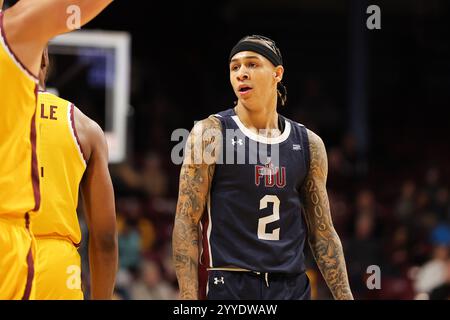 Minneapolis, Minnesota, USA. Dezember 2024. Der Fairleigh Dickinson Knights Guard Terrence Brown (2) blickt während eines NCAA-Basketballspiels zwischen Fairleigh Dickinson und Minnesota in der Williams Arena in Minneapolis, Minnesota, zu. Steven Garcia-CSM/Alamy Live News Stockfoto