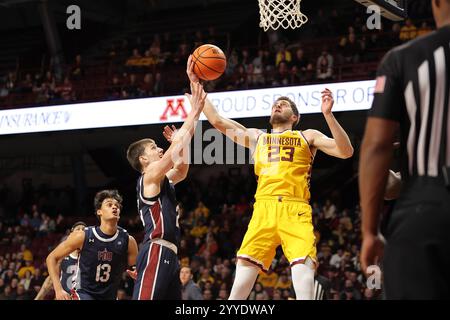Minneapolis, Minnesota, USA. Dezember 2024. Parker Fox (23) spielt bei einem NCAA-Basketballspiel zwischen Fairleigh Dickinson und Minnesota in der Williams Arena in Minneapolis, Minnesota. Steven Garcia-CSM/Alamy Live News Stockfoto