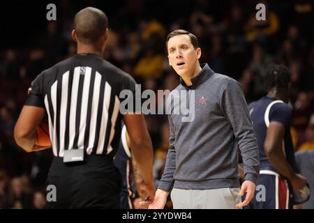 Minneapolis, Minnesota, USA. Dezember 2024. Jack Castleberry, Cheftrainer der Fairleigh Dickinson Knights, reagiert auf den Schiedsrichter während eines NCAA-Basketballspiels zwischen Fairleigh Dickinson und Minnesota in der Williams Arena in Minneapolis, Minnesota. Steven Garcia-CSM/Alamy Live News Stockfoto