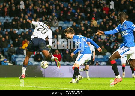 Glasgow, Großbritannien. Dezember 2024. Die Rangers spielten Dundee im Ibrox-Stadion im Spiel der William Hill Scottish Premiership League. Das Finale war die Rangers 1:0 Dundee und das Tor der Rangers wurde von Vaclav Cerny (Rangers 18) in 47 Minuten erzielt. Quelle: Findlay/Alamy Live News Stockfoto