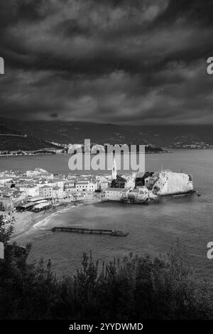 Budva antike Festungsmauern und mediterraner Charme, in Schwarz und weiß gefangen, schaffen eine stimmungsvolle und stimmungsvolle Stadtlandschaft entlang der historischen Bucht Stockfoto