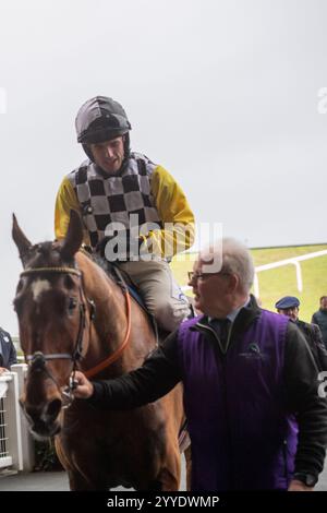 Ascot, Berkshire, Großbritannien. Dezember 2024. Darragh O’Keeffe gewinnt das Howden Graduation Steeple Chase Class 2 GBB Race beim Howden Christmas Family Raceday auf der Ascot Racecourse in Berkshire. Besitzer Malcolm C Denmark, Trainer Henry de Bromhead, Züchter Noel O’Brien. Quelle: Maureen McLean/Alamy Live News Stockfoto