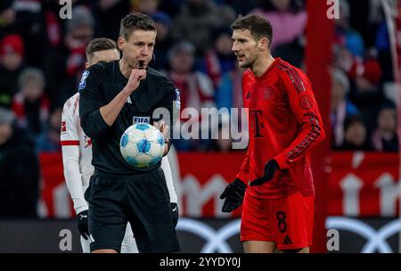 Daniel Siebert (Schiedsrichter) und Leon Goretzka (FC Bayern München, Platz 8). GER, FC Bayern München gegen RB Leipzig, Fussball, Bundesliga, 15. Spieltag, Spielzeit 2024/2025, 20.12.2024. (DIE DFL-DFB-VORSCHRIFTEN VERBIETEN DIE VERWENDUNG VON FOTOS ALS BILDSEQUENZEN UND/ODER QUASI-VIDEO). Foto: Eibner-Pressefoto/Heike Feiner Stockfoto