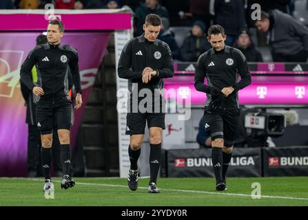 Jan Seidel (Schiedsrichter-Assistent), Daniel Siebert (Schiedsrichter) und Rafael Foltyn (Schiedsrichter-Assistent) beim Aufwaermen. GER, FC Bayern München gegen RB Leipzig, Fussball, Bundesliga, 15. Spieltag, Spielzeit 2024/2025, 20.12.2024. (DIE DFL-DFB-VORSCHRIFTEN VERBIETEN DIE VERWENDUNG VON FOTOS ALS BILDSEQUENZEN UND/ODER QUASI-VIDEO). Foto: Eibner-Pressefoto/Heike Feiner Stockfoto