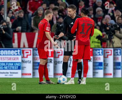 Daniel Siebert (Schiedsrichter) in Diskussion mit Joshua Kimmich (FC Bayern München, #6), rechts Michael Olise (FC Bayern München, #17). GER, FC Bayern München gegen RB Leipzig, Fussball, Bundesliga, 15. Spieltag, Spielzeit 2024/2025, 20.12.2024. (DIE DFL-DFB-VORSCHRIFTEN VERBIETEN DIE VERWENDUNG VON FOTOS ALS BILDSEQUENZEN UND/ODER QUASI-VIDEO). Foto: Eibner-Pressefoto/Heike Feiner Stockfoto