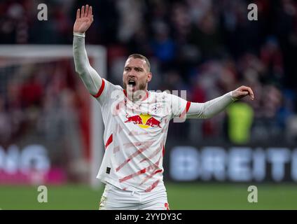 David Raum (RB Leipzig, Nr. 22). GER, FC Bayern München gegen RB Leipzig, Fussball, Bundesliga, 15. Spieltag, Spielzeit 2024/2025, 20.12.2024. (DIE DFL-DFB-VORSCHRIFTEN VERBIETEN DIE VERWENDUNG VON FOTOS ALS BILDSEQUENZEN UND/ODER QUASI-VIDEO). Foto: Eibner-Pressefoto/Heike Feiner Stockfoto