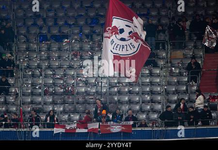 Die ersten Leipziger Fans mit Fahne im Gaesteblock noch weit vor Spielbeginn. GER, FC Bayern München gegen RB Leipzig, Fussball, Bundesliga, 15. Spieltag, Spielzeit 2024/2025, 20.12.2024. (DIE DFL-DFB-VORSCHRIFTEN VERBIETEN DIE VERWENDUNG VON FOTOS ALS BILDSEQUENZEN UND/ODER QUASI-VIDEO). Foto: Eibner-Pressefoto/Heike Feiner Stockfoto