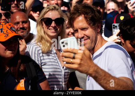 Weltmeister Sebastian Vettel (GER) mit seinen Fans beim Red Bull Formula Nürburgring Event 2023 zurück in einem Formel-1-Auto. Stockfoto