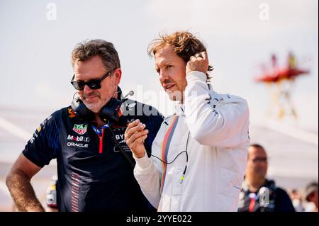 Weltmeister Sebastian Vettel (GER) zusammen mit einem Red Bull Teammitglied beim Red Bull Formula Nürburgring Event 2023 zurück in einem Formel-1-Auto. Stockfoto