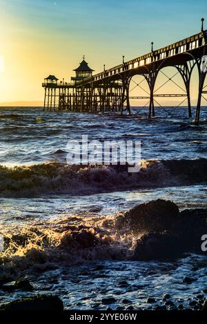 Clevedon Pier in der Goldenen Stunde bei Sonnenuntergang mit sonnendurchfluteter Küste und Pier, Somerset, Großbritannien Stockfoto