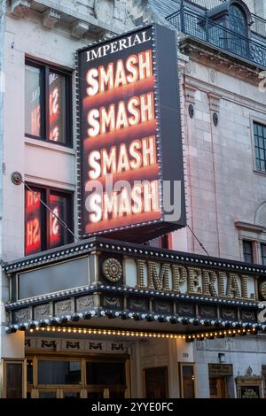 Die Fassade des Imperial Theatre und die Markise „Smash“, Times Square, New York City, USA 2023 Stockfoto