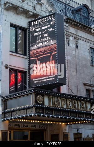 Die Fassade des Imperial Theatre und die Markise „Smash“, Times Square, New York City, USA 2023 Stockfoto