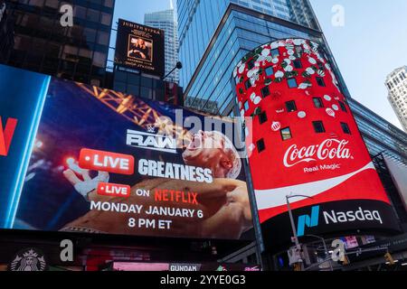 Aufwärtsansicht der elektronischen NASDAQ-Reklametafel am Times Square, 2024, New York City, USA Stockfoto