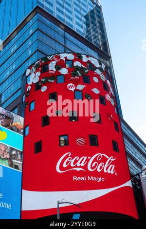 Aufwärtsansicht der elektronischen NASDAQ-Reklametafel am Times Square, 2024, New York City, USA Stockfoto