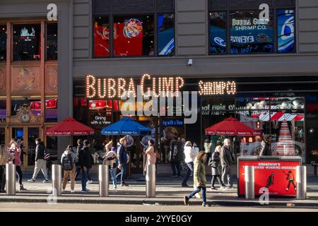 Die Bubba Gump Shrimp Company ist ein zwangloses Fast-Food-Restaurant am Times Square, 2024, New York City, USA Stockfoto