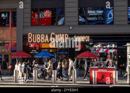 Die Bubba Gump Shrimp Company ist ein zwangloses Fast-Food-Restaurant am Times Square, 2024, New York City, USA Stockfoto